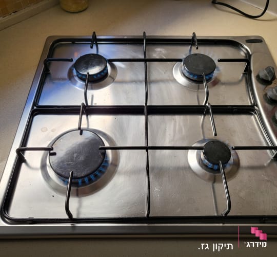 כיריים גז עם ארבעה מבערים דולקים